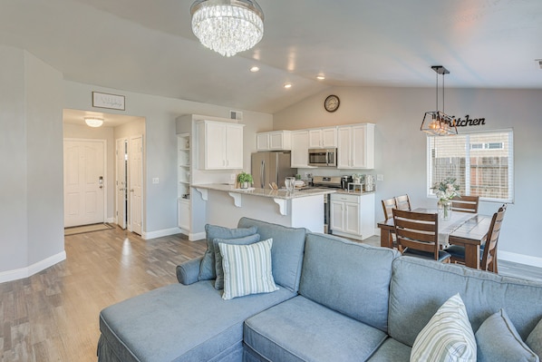 House (3 Bedrooms) | Interior - Bakersfield Home w/ Pool Table, Cornhole + More! (Bakersfield)