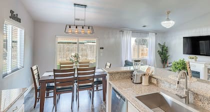 Bakersfield Home w/ Pool Table, Cornhole + More!