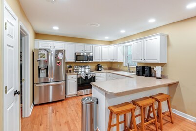 Cozy Hermitage Home w/ Deck: 11 Mi to Nashville!