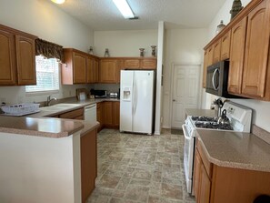 Kjøleskap, mikrobølgeovn, ovn og kokeplater