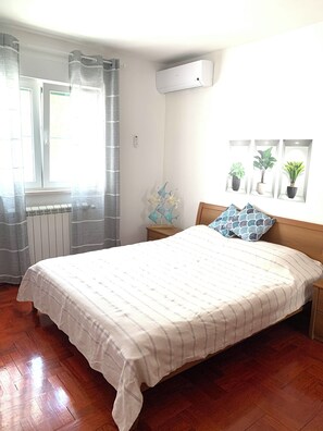 9 bedrooms, iron/ironing board, WiFi, bed sheets - Beautiful beachfront villa  
Family and pet friendly with free parking  (Pirovac)