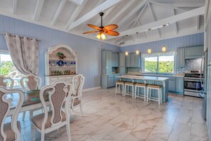 ثلاجة، ميكروويف، فرن، موقد طهي مسطح