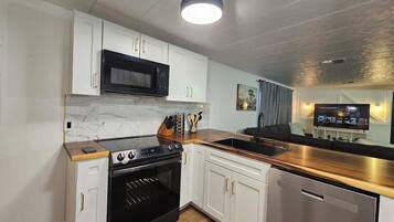 Geladeira, micro-ondas, fogão, cooktop