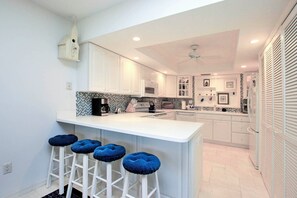 Fridge, microwave, oven, stovetop - Paradise Found: Your Sanibel Island Escape in The Dunes (Sanibel)