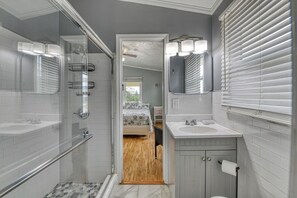 Shower, towels - Heavenly Hideaway, Three Bedrooms, Two Bathrooms, Pet Friendly, Third Row (Garden City Beach)