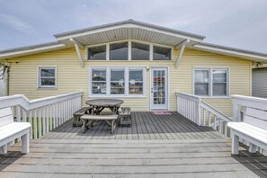 Outdoor dining - Heavenly Hideaway, Three Bedrooms, Two Bathrooms, Pet Friendly, Third Row (Garden City Beach)