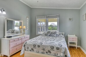 3 bedrooms, free WiFi, bed sheets - Heavenly Hideaway, Three Bedrooms, Two Bathrooms, Pet Friendly, Third Row (Garden City Beach)