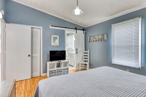 3 bedrooms, free WiFi, bed sheets - Heavenly Hideaway, Three Bedrooms, Two Bathrooms, Pet Friendly, Third Row (Garden City Beach)