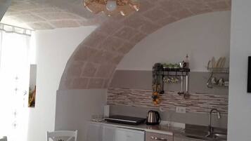 KylskÄp, spishÀll, vattenkokare och barnstol