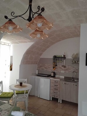 Kühlschrank, Herdplatte, Wasserkocher, Hochstuhl