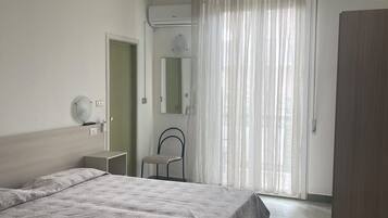 Habitación cuádruple clásica | Caja de seguridad en la habitación, cortinas blackout y wifi gratis