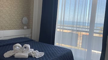 Suite Panoramique, vue plage | 1 chambre, coffres-forts dans les chambres, rideaux occultants