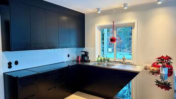 Kylskåp, mikrovågsugn, ugn och spishäll