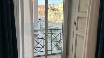 Quarto triplo superior, vista para a cidade | Escrivaninha, quartos à prova de som, Wi-Fi de cortesia