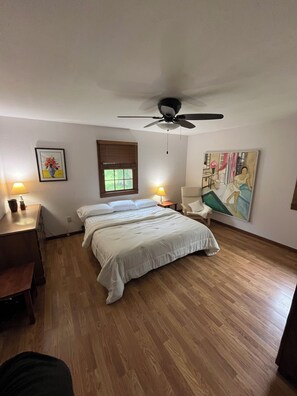 5 slaapkamers, een strijkplank/strijkijzer, gratis wifi, beddengoed