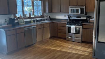 Coffee/tea maker, fridge, microwave, oven