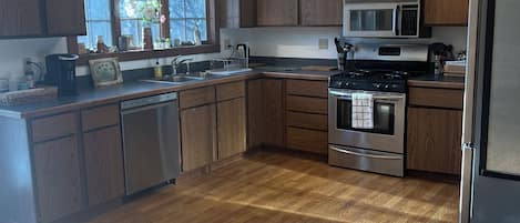 Kylskåp, mikrovågsugn, ugn och spishäll