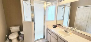 淋浴设施、吹风机、毛巾