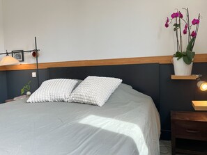 2 bedrooms, desk, iron/ironing board, travel cot - Paris Skyline View • 70m² on the Seine! (Paris)