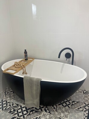 Haartrockner, Handtücher, Seife, Toilettenpapier
