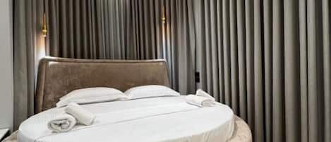 Quarto quádruplo superior, sacada, vista para o lago | Cortinas blackout, Wi-Fi de cortesia, roupa de cama