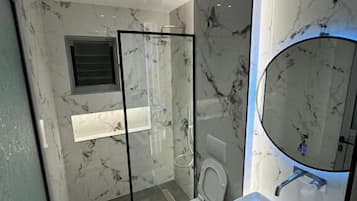 Habitación triple superior, balcón, vistas al lago | Baño | Ducha, secador de pelo y toallas