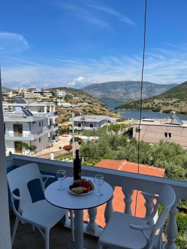 Kamar Quadruple Deluks, balkon, pemandangan danau | Pemandangan balkon