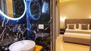 Cortinas blackout, wifi gratis y ropa de cama