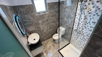 Deluxe Double Room, Balcony | Bathroom