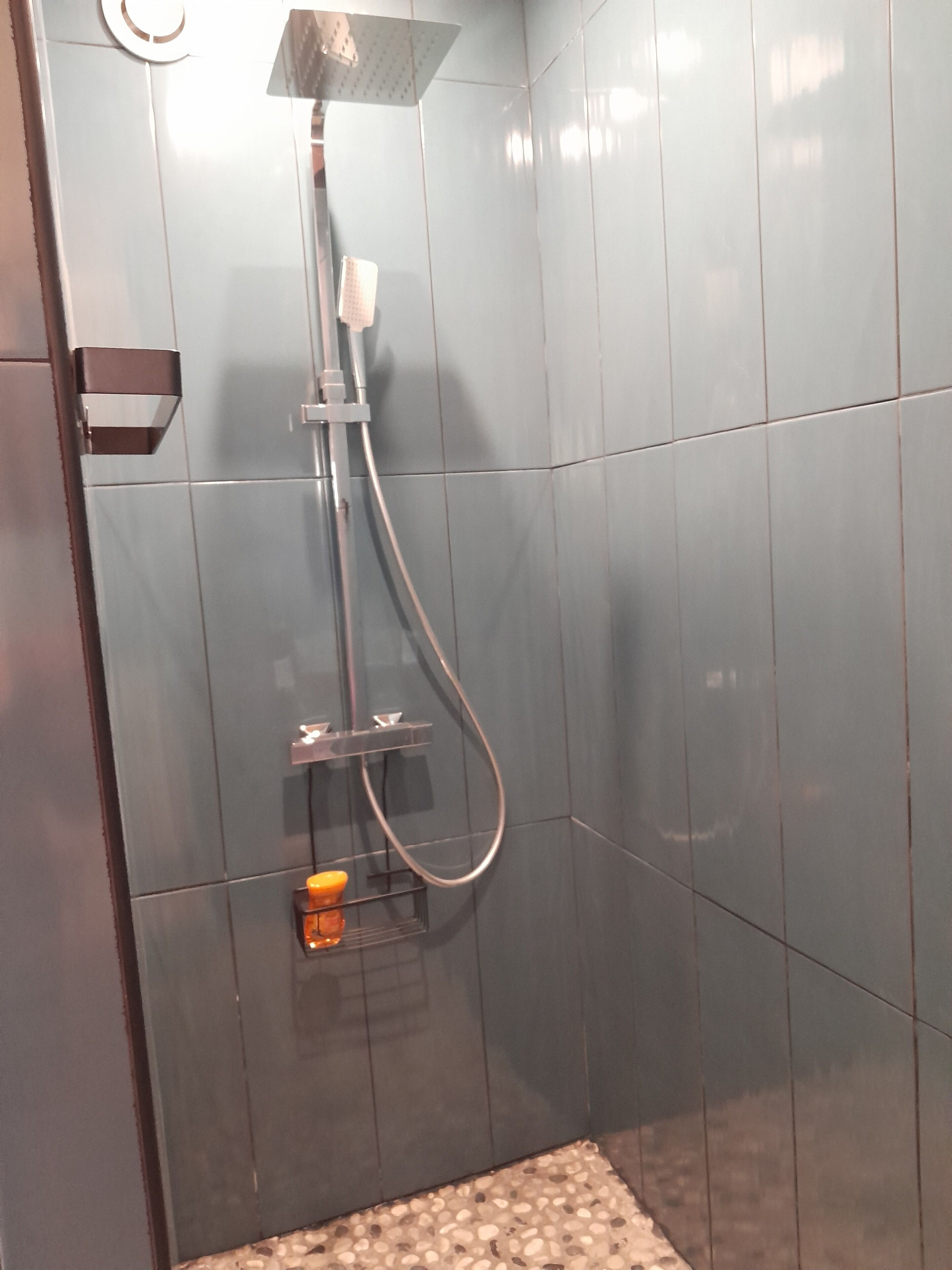 Een douche, een haardroger, handdoeken, zeep