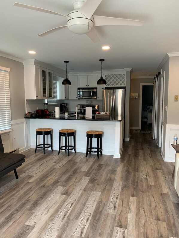 Micro-ondes, four, plaque de cuisson, lave-vaisselle