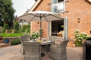Outdoor dining - A warm & cosy retreat in the heart of North Yorkshire - 'Gods own Country' (Marton-le-Moor)