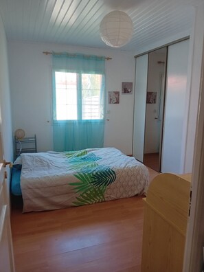 3 chambres, fer et planche à repasser, Wi-Fi, draps fournis