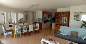 Smart-tv, dvd-afspiller, bøger
