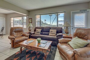 TV, DVD player, books, video library - Directly on the Gulf - Unit  1 - 3 Bedroom - Ground Floor - Sleeps 6 (Venice)