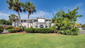 A building with a sign advertising vacation rentals. - Directly on the Gulf - Unit  1 - 3 Bedroom - Ground Floor - Sleeps 6 (Venice)