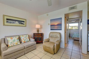 Smart TV, DVD player, books, video library - Directly on the Gulf - Unit 13 - 1 Bedroom - Second Floor - Sleeps up to 4 (Venice)