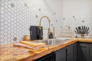 Jääkaappi, mikroaaltouuni, astianpesukone, kahvin-/teenkeitin