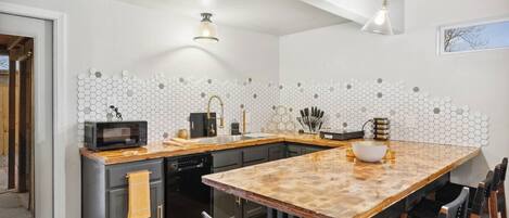 Réfrigérateur, micro-ondes, lave-vaisselle, cafetière/bouilloire