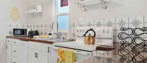 ثلاجة، ميكروويف، فرن، موقد طهي مسطح