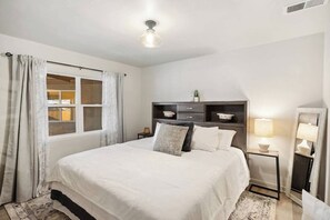 2 bedrooms, iron/ironing board, free WiFi, bed sheets - Cozy Two Bedroom North Valley Digs (Albuquerque)