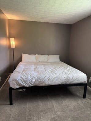 3 عدّة غرف نوم وواي فاي مجانًا وملاءات أسرّة