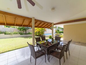 Tempat makan luar