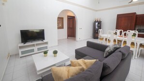 Căn hộ, 3 phòng ngủ, sân hiên, quang cảnh vườn | Khu phòng khách