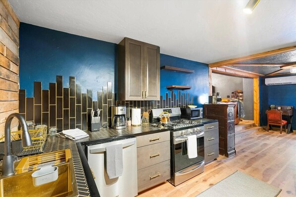 Jääkaappi, mikroaaltouuni, uuni, liesi