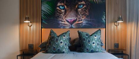 2 bedrooms, desk, iron/ironing board, WiFi