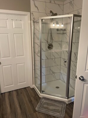 Een douche, een haardroger, handdoeken, zeep
