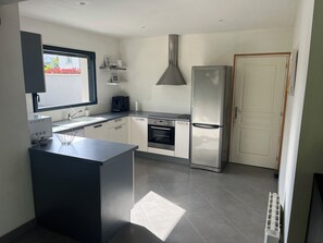 Fridge, microwave, oven, stovetop - Maison 2 à 8 Personnes Plurien - Sables D'or les Pins, à 800 m de la Plage (Plurien)