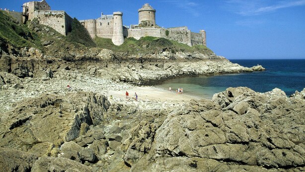 A castle on a rocky coastline with a beach in the foreground. - Maison 2 à 8 Personnes Plurien - Sables D'or les Pins, à 800 m de la Plage (Plurien)