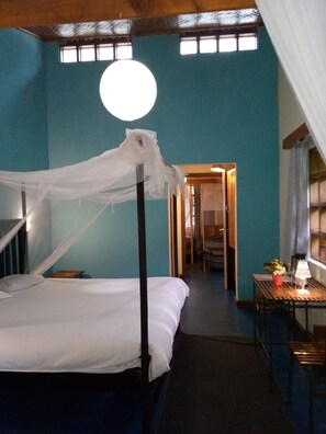 Comfort tvåbäddsrum | Värdeförvaringsskåp på rummet, mörkläggningsgardiner och ljudisolering